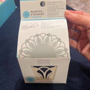 Martha Stewart circle edge punch cartridge. New in Box. flower arches design
